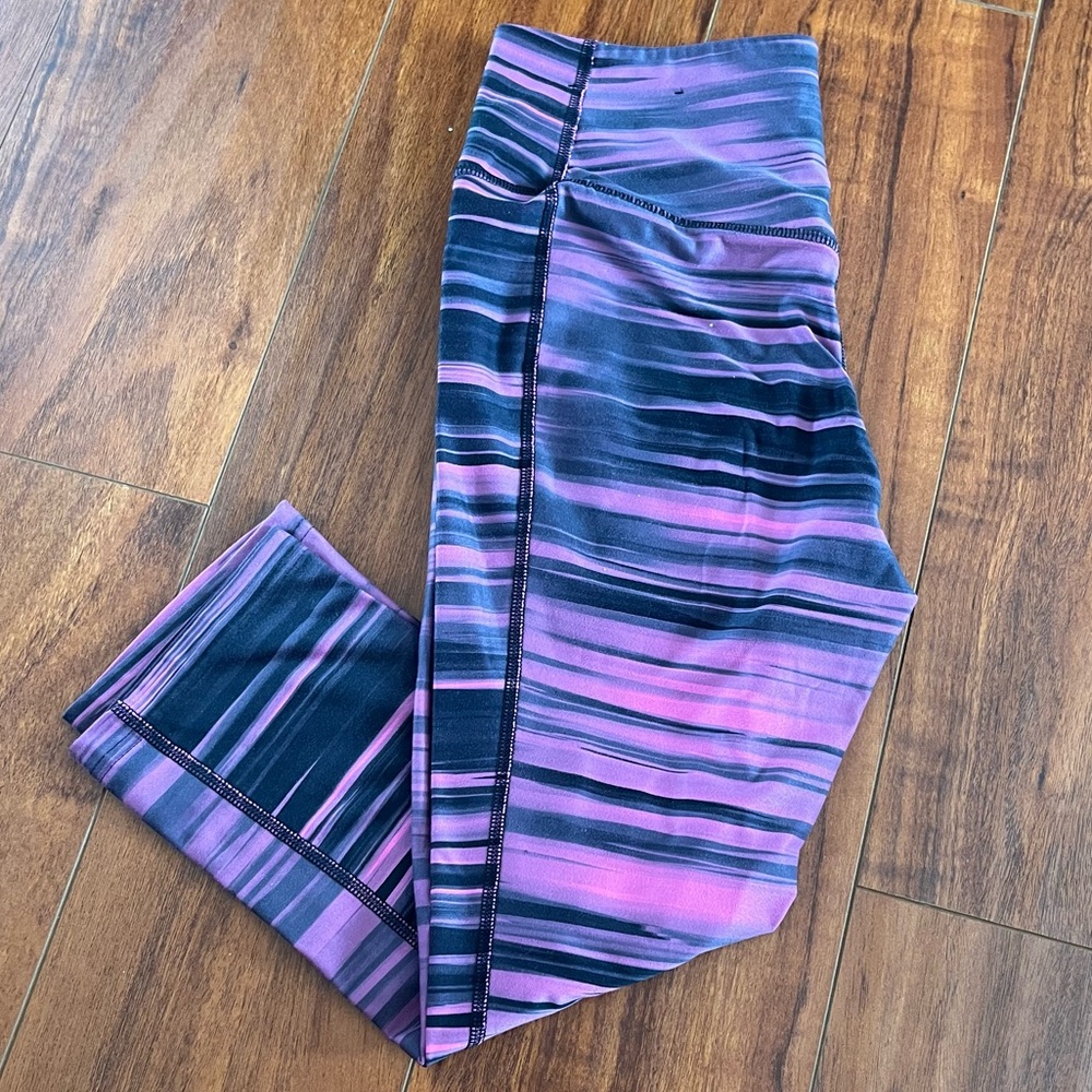 BLACK AND PINK NIKE LEGGINGS (mid calf)